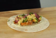 Golden Glow Wraps: Turmeric Chicken & Creamy Avocado Delight