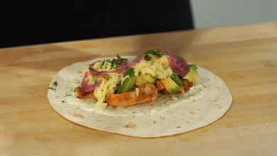 Golden Glow Wraps: Turmeric Chicken & Creamy Avocado Delight